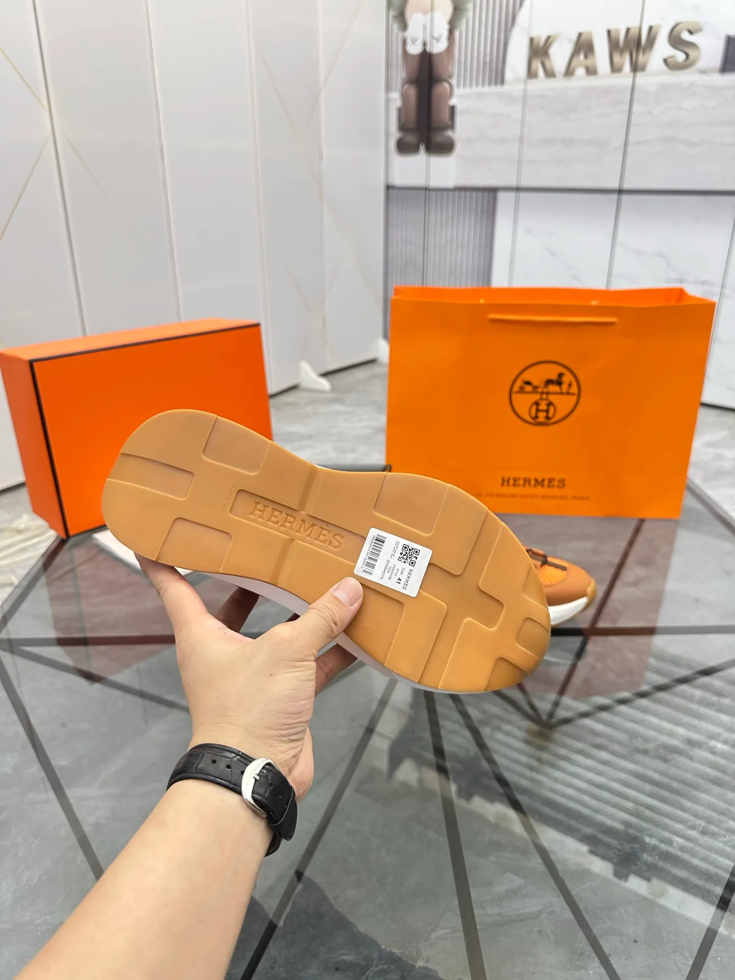 Men's shoes for sale 💰: 💰P660¥ High-end top quality Product trademark: Hermes *"Hermès*" low-top casual shoes Regular size: 38-45 (can be customized to 46) Product materials: upper imported first-layer cowhide stitched with original fabric, original rubber sheet, breathable lining, cowhide foot pads, original outsole. No.: 001